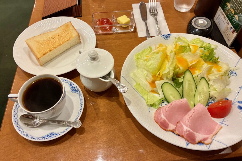 サラダ、トースト、コーヒー